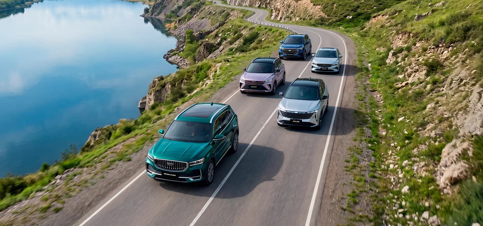 Автомобили Geely на горной дороге